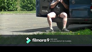 ekshibicjonista w mini spodenkach