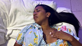 Nevlastní matka pomáhá nevlastnímu synovi snížit jeho erekci a nakonec dostane krémový koláč