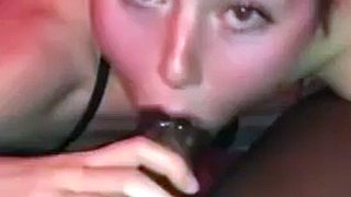 Adolescente loira leva dois BBCs em uma festa