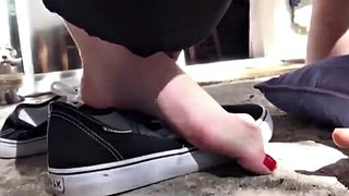 Ο γυμνός σκλάβος προσφέρει υπηρεσία καθαρισμού ποδιών στο domme