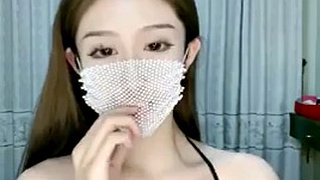 MILF com peitos grandes se masturba com seu vibrador