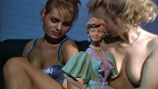 เลสเบี้ยนเยอรมันที่สวยงามทำให้กันและกันด้วยเซ็กส์ทอย