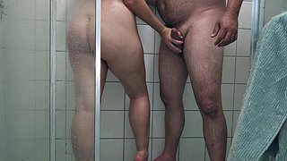 Duşta en iyi arkadaşına handjob veriyor