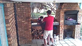 欺骗荡妇的妻子在电视上被抓住