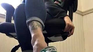 بوی پاهای من عوضی - پابرهنه در Converse در حال درآوردن کفش.