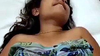 การแสดงออกที่น่ารักของ Mallu Girl ในขณะที่ใช้นิ้ว