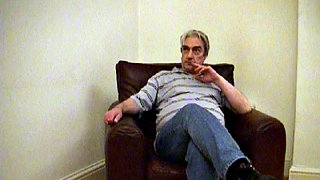 在黑色裙子上打屁股，然後在白色繩子上打屁股