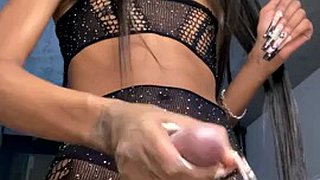 Όμορφη έβενος χαϊδεύει το τεράστιο καβλί της