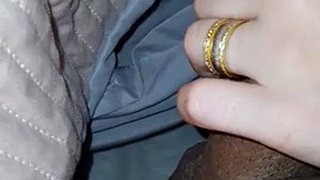 La matrigna infila la mano sotto la coperta toccando il cazzo del figliastro e gli fa una lenta sega