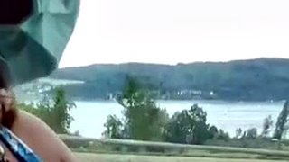 Voyage en bus. Le temps des vacances. 2 semaines sans culotte au lac de Constance en Allemagne. Juste la robe, les chaussures et les bijoux