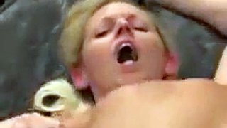 Mąż wraca do domu i zastaje żonę w łóżku z bykiem