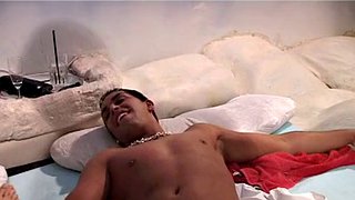 Ο Τσιγγάνος γαμάει έναν άγγελο σε μια παραδεισένια κρεβατοκάμαρα