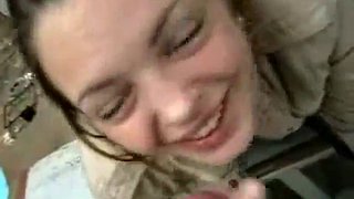 Açık dişleri ile bilinmeyen genç Alman esmer - Geri Dönüş