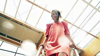 Rozkošná brunetka teen plavání nahá