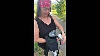 největší děvka v Alsasku ukazuje svůj zadek na ulici na veřejnosti před zraky kolemjdoucích