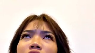 Η Emma Thai παίζει με ένα παιχνίδι σε ένα καυτό live show