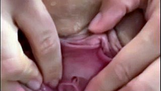 Busty sürtük masturbates içinde the duş