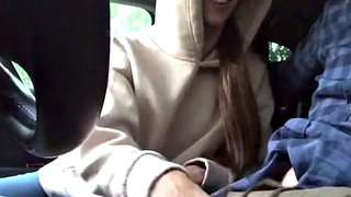 Ρουφάει έναν κόκορα και παθαίνει μια κουκούλα στον κώλο της μπροστά από το Audi της