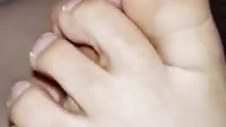 Ganzes Video! Mein erster! Leckerer Fußjob von meinen süßen Latina-Teenagerfüßen