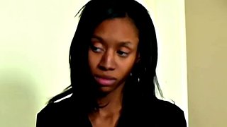 štíhlá ebenová školačka dostane dřevěné pádlo