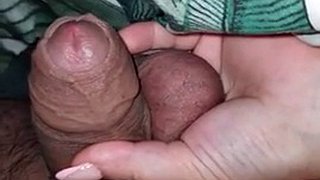 O enteado largou a calça jeans e deixou a madrasta masturbar seu pau com a mão