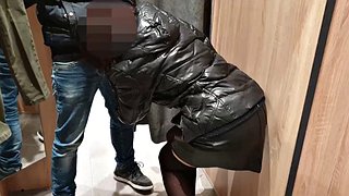 Der Lehrer blitzt und lutscht dann meinen Schwanz in der Umkleidekabine des Einkaufszentrums 4K