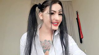 تف سیب شیرین و خوشمزه برای پسر کثیف. دهان خود را باز کنید و از یک کوکتل فراموش نشدنی از Dominatrix لذت ببرید