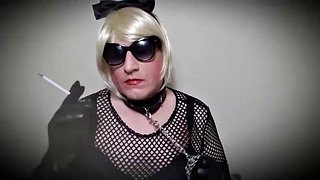 Crossdresser Mndy ถูกกระตุ้นทางเพศโดย sissy สูบบุหรี่ในถุงมือหนัง