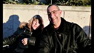 Mel popisujący się na poboczu drogi 8