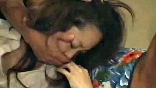 Caldo pompino asiatico in un&#039;orgia di sesso di gruppo