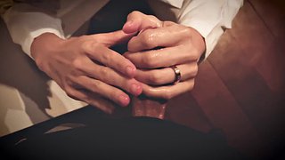 Pielęgniarka pomaga pacjentowi wytryskać w banku nasienia