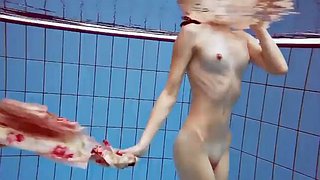 Den kledde kroatiske søta Martina svømmer og kler av seg naken