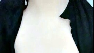 ¡La máxima belleza! ¡Diosa súper hermosa! Se ve dulce pero juega de manera muy coqueta, con pechos blancos y tiernos y hermosas piernas envueltas en medias negras.