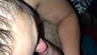 Bezzębna dojrzała mamuśka ssie dużego kutasa