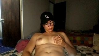 Bella gime a escondidas con su madre acostada