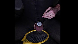 Zničený orgasmus v mikro kleci cudnosti s vibrátorem