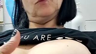 καυτή μαμά δείχνει σώμα και λοφώδη τρύπα