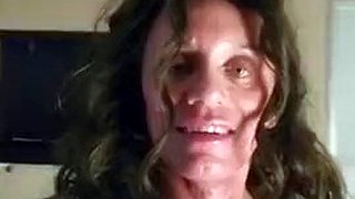 Stara transseksualistka demonstruje swoje ciało