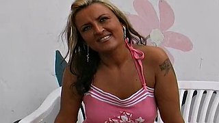 La signora tedesca paffuta ama succhiare cazzi carichi all&#039;aperto