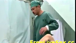 Ärzte Gangbang ficken Patienten im Operationssaal