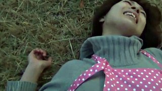 Japonesa juguetona recibe bolas hasta el fondo de su coño peludo