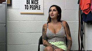 Oficer chce lapdance od nastoletniej złodziejki Anny Chambers