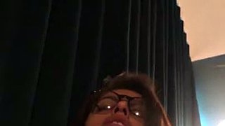 Κορίτσι με μεγάλα βυζιά αυνανίζεται ήσυχα ενώ οι γονείς της βρίσκονται στο διπλανό δωμάτιο