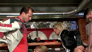 Hübsche Girls ficken bekleidet in einer Bar