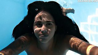 Venezuelský šťavnatý teen ukazuje velká prsa pod vodou