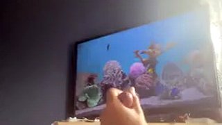 ครางในขณะที่ลูบหัวโจกใหญ่ของฉัน