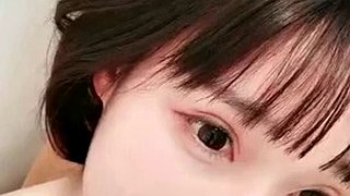 Flott korthåret søt jente KIKI rekvisitter svart hane rir på en glassstang, skyver, hopper, vibrerer, når klimaks, sprayer vann og stønner høyt, veldig attraktivt