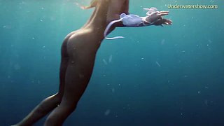 สาวฮอตเปลือยกายคนเดียวในทะเล