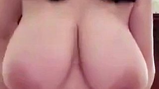 สาวเซ็กซี่ที่มีหัวนมสีขาวขนาดใหญ่ขี่ dildo สีชมพู