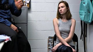 Güvenlik görevlisi kıçından küçük memeli genç hırsız lanet